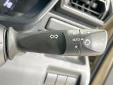 【オートライト】周りの明るさに応じて自動でヘッドライトの点灯・消灯ができる機能です!ライトの付け忘れ・消し忘れなどが無くなり、雨の日や夕方の走行も安心!トンネル通過時も便利ですね♪