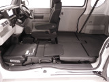 助手席と後席を収納して、広く使うダイブダウン機構。脚立などの長尺物もすっきりおさまります。