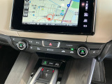【フルオート・エアコン】空調関係も操作しやすく配置されています。お好みの温度をセットするだけで風の強さや風量を自動で調整します。