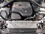 【BMWエンジン】革新的なガソリン・エンジン・テクノロジーによる高性能かつ高効率。レスポンスの良いパワーを発揮。常にスムーズな吸気を実現しアクセル開度にダイレクトに反応しドライビングを楽しく演出。