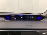 デジタル表示のスピードメーターとタコメーターを大きく配した見やすいメーター部になっています。左側のインフォメーション画面でオドメーターや燃費などの情報を確認できます。