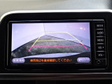 バックカメラの画像です。ガイドラインがスムースな車庫入れをサポートいたします!車庫入れの安心感がアップしますね☆