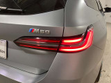 L字型リアコンビランプ:BMWの伝統的なデザインのひとつです。夜間でも誰が見てもBMWとわかる印象的なデザイン。