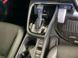 シンプルでとても使いやすいフロアシフトに、パーキングブレーキは電子制御パーキングブレーキです。