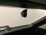後方にもドライブレコーダーのカメラが付いています。前後両方でお車の周りを監視・記録いたします。