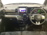 車内は光触媒抗菌消臭施工済です。インパネ周りはスタイリッシュなデザインです。グローブボックスやカップホルダーのほかにトレーなどたくさんの収納スペースが付いています。