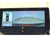 パノラミックビューモニター付きです。車両を上から見たような映像をディスプレイオーディオ画面に表示。運転席からの目視だけでは見にくい、車両周辺の状況をリアルタイムでしっかり確認できます。