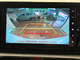 【バックカメラ】 駐車時に車両後方の様子を見ることができるので、運転の不安を軽くします。