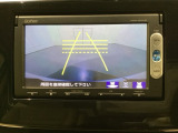 バックでの車庫入れも安心です! リアカメラが付いているバックモニター付のナビを装備しております。操作線もついており距離感も画面から確認できます。