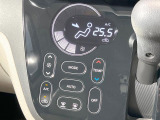 【オートエアコン】一度お好みの温度に設定すれば、車内の温度を検知し風量や温度を自動で調整。暑い&hellip;寒い&hellip;と何度もスイッチ操作をする必要はありません。快適な車内空間には必須の機能ですね♪