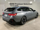 BMW xDriveの魅力は、走行状況と路面状況の変化をリアルタイムに把握し、4輪のトラクションを絶えず最大限に保つことで、どんなコンディションにおいても揺るぎない走りを実現させてくれます。