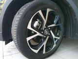 純正アルミホイールを装備しております。