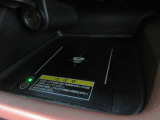 置くだけでワイヤレス充電可能です。