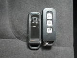 スマートキー付!キーを取り出さなくてもドアロックの施錠・開錠、エンジンの始動が出来ます!雨の日や荷物の多い日にとても便利ですね♪