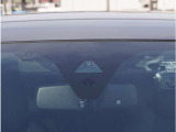 【アクティブセーフティブレーキ】前方の車両や障害物を検知し、ドライバーが回避操作を行わない場合に自動的にブレーキを作動させます。