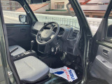 ゆとりをもって運転できる広くて快適な室内。広々ドアの開閉部で乗り降りもラクラク!さらに消毒済みなので安心ですよ!