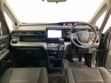 車内は光触媒抗菌消臭施工済です。インパネ周りはスタイリッシュなデザインで機能や装備も充実しています。グローブボックスやカップホルダーのほかにトレーなどたくさんの収納スペースが付いています。