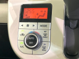 【オートエアコン】一度お好みの温度に設定すれば、車内の温度を検知し風量や温度を自動で調整。暑い&hellip;寒い&hellip;と何度もスイッチ操作をする必要はありません。快適な車内空間には必須の機能ですね♪