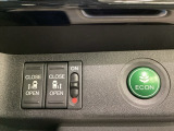 リアドアは乗り降りに便利な両側電動スライドドアです。また運転席に座っていながらスイッチ操作で自在にスライドドアを開け閉めできます。