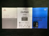 スマートキーは鍵をバッグに入れたままでもドアロックの開閉やエンジンのON・OFFができます。夜間や雨の日も鍵を探さなくて良いので便利です。
