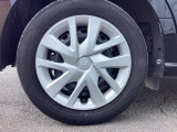 スチールホイールには、ホイールトリム(ホイールカバー)が付いています。