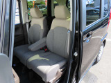助手席と運転席はゆったりと座れるベンチシートタイプになっています。