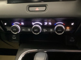 運転席・助手席、それぞれで温度調節が可能です。