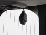 ◆リアにもドライブレコーダーを装備しております◆映像・音声などを記録する自動車用の装置です。もしもの事故の際の記録はもちろん、旅行の際の思い出としてドライブの映像を楽しむことができます。