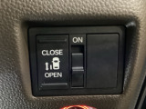左側電動スライドドアは運転席からでも操作ができるように、ハンドル付近に開閉の操作スイッチが付いています。