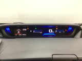 デジタル表示のスピードメーターとタコメーターを大きく配した見やすいメーター部になっています。左側のインフォメーション画面でオドメーターや燃費などの情報を確認できます。