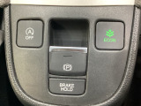 セレクトレバーの下に電子制御パーキングブレーキがあります。スイッチひとつで、停車した地点の傾斜などをシステムが検知・判断してブレーキ力を自動的に最適制御し、しっかり停車できるパーキングシステムです。