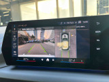 駐車時には、リヤビューカメラは鮮明な画質で後方確認できます。また車両前後方の障害物を感知するとドライバーに警告音と映像で注意喚起します。雨天時など視界の悪い場合でもセンサーがあると安心して駐車できます