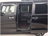 スライドドアは開口部も広く風の強い日なども隣の車両を気にする事なく開閉できます。