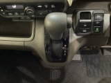 CVT車のセレクトレバーです。低速から高速まで、変速ショックのないスムーズな走りを実現するとともに、エンジン効率のよい領域を維持することで燃費にも貢献します。