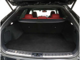 大容量トランクスペース。分割可倒式セカンドシートを使用すれば更に広大なスペースが実現します。