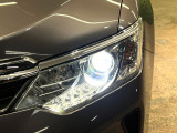 【LEDヘッドライト】悪天候や夜間走行時も良好な視界を確保し安心して運転できる高輝度LEDヘッドライトを装備!点灯速度が早く、消費電力も抑えられています。