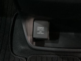 アクセサリーソケットはUSBのアダプターなどをつければ、スマホの充電にも使えます。周辺には物が置けるボックスがついています。