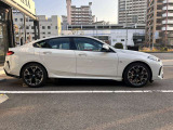 【BMWの伝統-3】BMWのお車は、&ldquo;駆け抜ける歓び&rdquo;を体現しております。走行の安定性とコーナリングの良さを追求し、思い通りにハンドルの操作可能です。