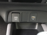 アクセサリーソケットはUSBのアダプターなどをつければ、スマホの充電にも使えます。横にはナビゲーション用の外部入力可能なUSB端子がついており、周辺には物が置けるトレーがついています。
