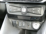 デジタル表示式のオートエアコンやシートヒーター機能が備わります。