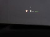 ヘッドアップディスプレイは運転中に役立つ情報をフロントガラスに映し出します。独自のレーザー技術により、直射日光が当たるような状況にも対応。走行速度、ナビゲーションなどの情報を、クリアに表示します。
