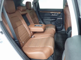 リアシートは3名乗車も可能ですが、2名の時にはセンターの大型のアームレストを使用してゆったりとくつろげるのでとても快適です。
