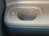 ホッとカップホルダーが運転席・助手席にあります。ホットドリンクをちょうど良い温度でキープしてくれる保温機能付で嬉しいです。