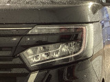 LEDヘッドライトは、点灯の瞬間から最大光量を発揮し、突然暗くなるトンネルなどでの安定感を高めます。