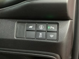 Hondaセンシング用の、VSA(ABS+TCS+横滑り抑制)解除と路外逸脱抑制機能のオンオフスイッチなどはハンドルの右側に装備しています。