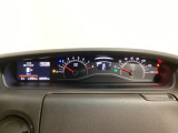 スピードメーターとタコメーターを大きく配した見やすいメーター部になっています。左側のインフォメーション画面でオドメーターや燃費などの情報を確認できます。