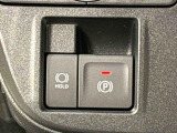 指先だけで簡単に操作が可能な電動パーキングブレーキを採用。「HOLD」スイッチを押すと、渋滞や信号待ちなどでブレーキペダルから足を離しても、ブレーキを保持するので安心です