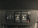 両側電動スライドドアは運転席から操作ができるよう、操作スイッチが付いています。その横にはヘットライトリベライザーのスイッチがついています。道路状況や積荷の加重に応じてライトの高さを調節できます。