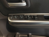 電動格納式リモコンドアミラーと、パワーウィンドウスイッチ等は運転席ドアにあります。