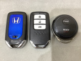 スマートキーを装備しています。鍵を差し込むことなくドアロックの開け閉めができます。トランクが開けられるトランクオープナーもついています。加えて、純正リモコンエンジンスターター用の操作キーもついています